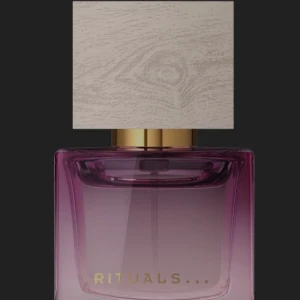 Trendig parfym från Rituals - Snygg parfym från Rituals i modern design. Perfekt för dig som vill sticka ut med en stilren accessoar på hyllan. Passar dig som gillar exklusiva detaljer och vill ha något unikt i din samling.