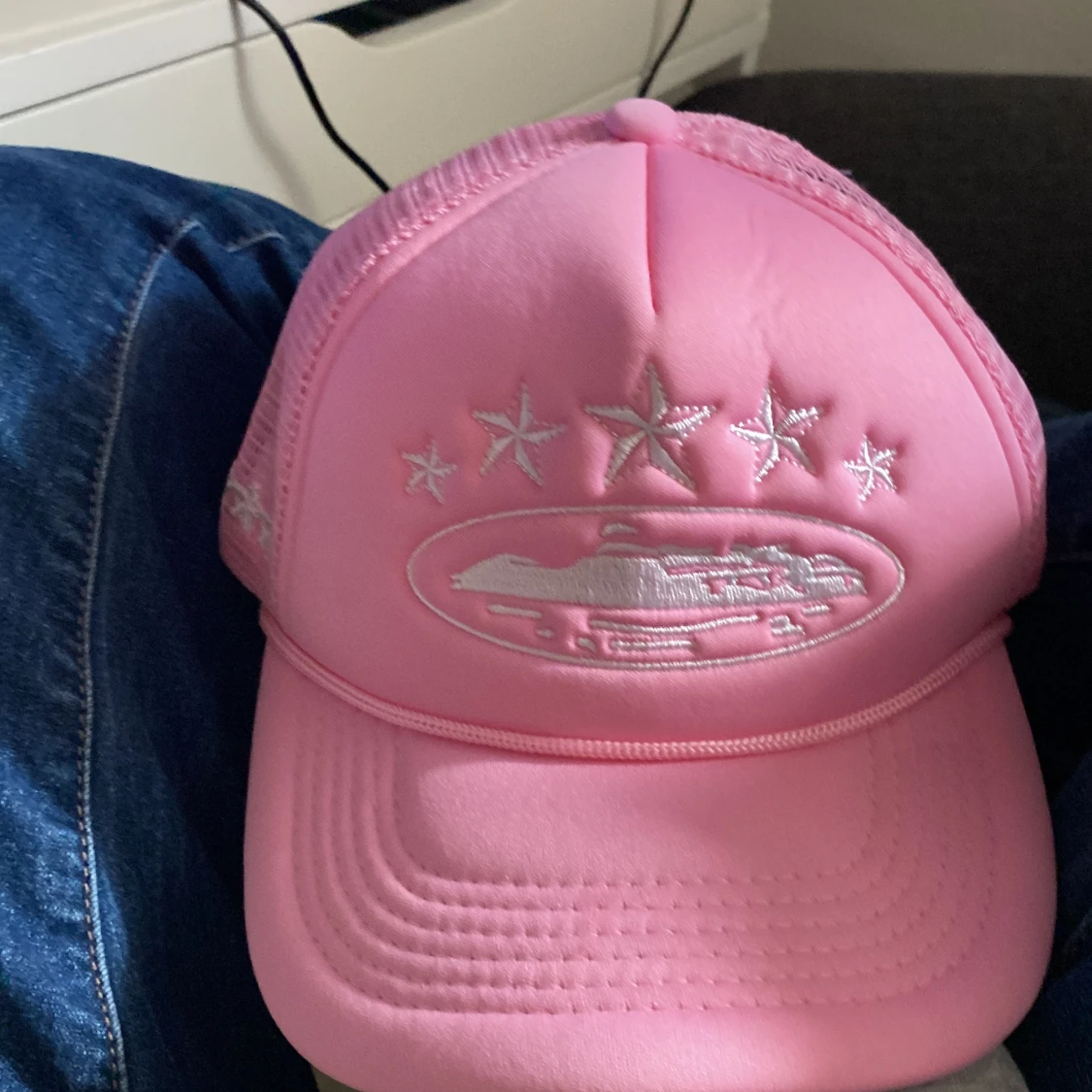 Rosa keps med vita märken