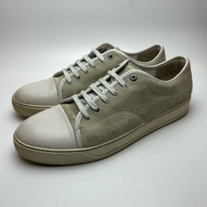 Lanvin skorr - Hej! Säljer nu dessa sjukt snygga Lanvin skor. Skorna är i mycket fint skick! Har ett begränsat antal boxar och dustbag! Hör gärna av dig vid frågor!