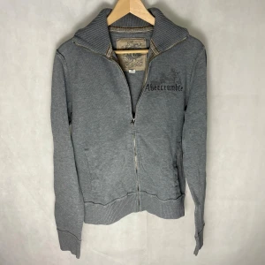 Abercrombie & fitch fullzip -  Modellen är 185 