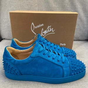 Christian Louboutin skor  - Hej! Säljer nu dessa sjukt snygga loubs skor. Skorna är i toppskick! Har begränsat antal boxar. Hör av dig vid frågor. 
