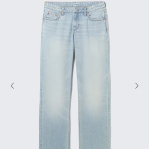 Low waist blåa raka jeans - ARROW LOW WAIST REGULAR STRAIGHT från weekday. Trendiga jeans just nu ordinarie pris 590kr. Använda jeansen en hpng