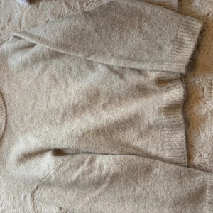 Stickad tröja - Snygg stickad tröja  lite nopprig syns på näst sista bilden