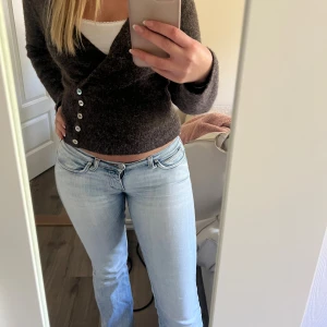 Ljusblå Replay bootcut jeans - Säljer ett par ljusblå jeans från only  med klassisk femficksdesign och låg midja. Jeansen har bootcut-ben och är tillverkade i mjukt denimtyg. Snygga detaljer med Replay-logga på bakfickan och diskreta slitningar för en cool look. Liten reva bak se bild, går lätt att sy💞💞