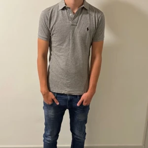 Ralph lauren pike  - Tja säljer denna gråa Ralph lauren tröjan i storlek S. Skicket är 9/10. Nyypris 1699kr. Skriv för ytterligare frågor/funderingar.