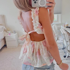 Rosa sommar blus - Super söt blommönstrade sommarblus med öppen rygg. Lappen är fortfarande på, aldrig använd💞💞