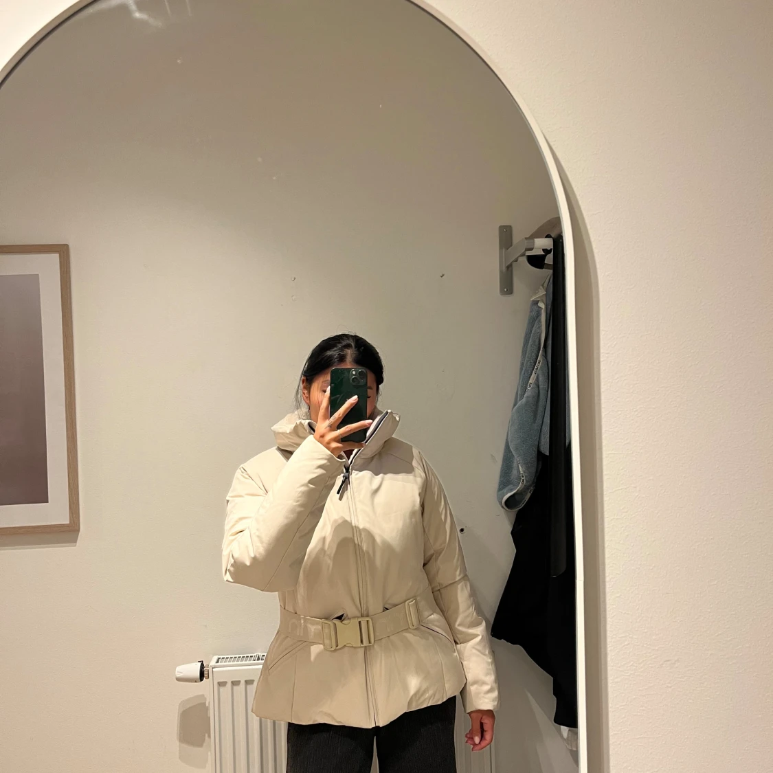 Beige pufferjacka med bälte från Aímn - 1