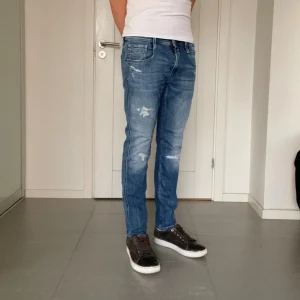 Replay Anbass jeans  - Säljer nu dessa Replay Anbass jeans med super snygga slitningar i populär design, W31 o L30, skriv för fler bilder/frågor🙌🏼