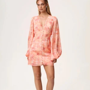 Blommig kort klänning med v-ringning - Superfin kort klänning från Adoore, endast använd 1 gång då den är lite för liten. Perfekt skick 