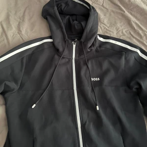 BOSS Saggy Kofta - Boss kofta i storlek M. Säljer den för att den inte passa mig. Använd fåtal gånger. Nypris 2000kr. Pris kan diskuteras vid snabb affär 