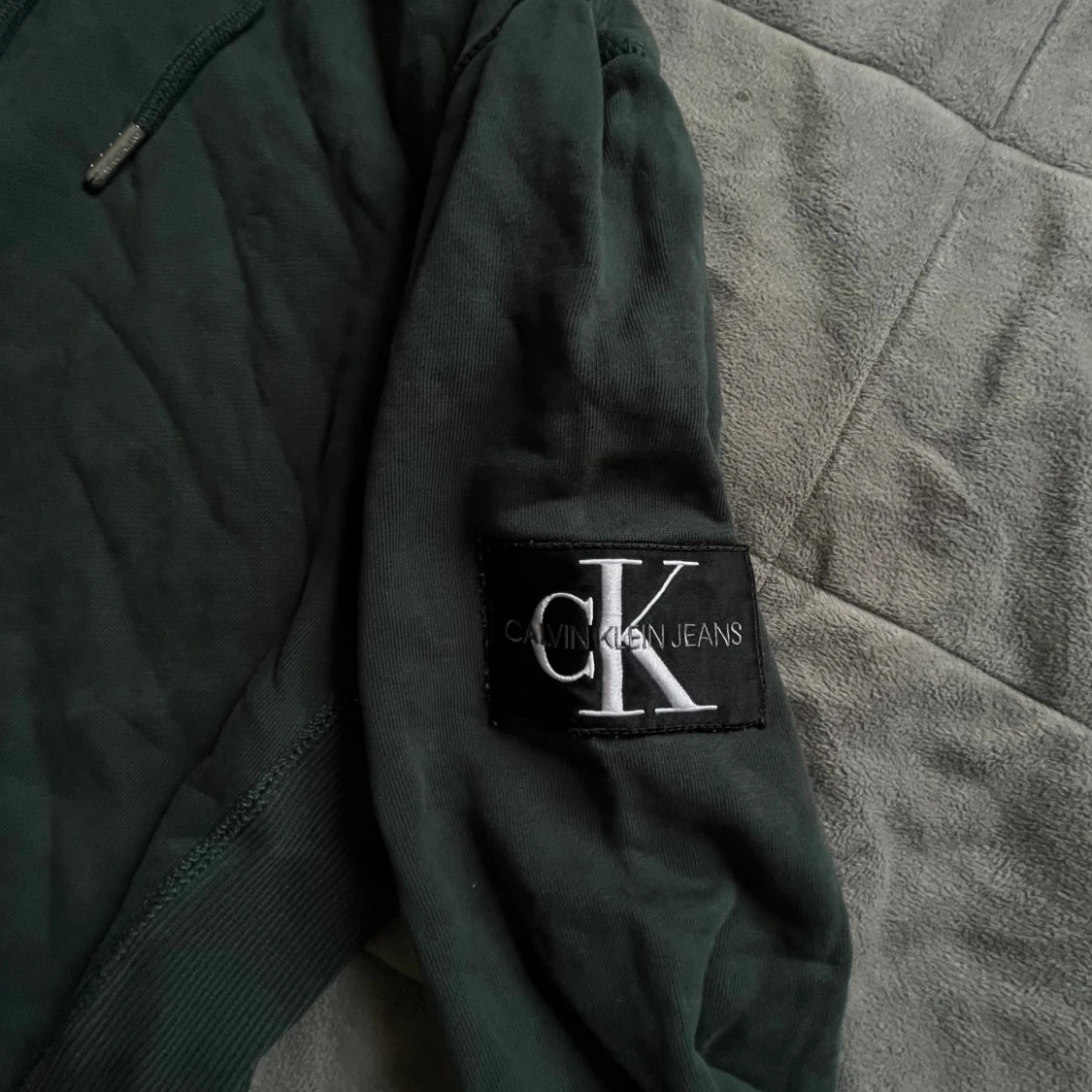 Mörk grön hoodie från Calvin Klein Jeans - 2