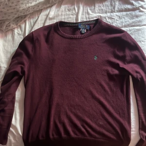 Vinröd Ralph loren tröja - Säljer nu min Ralph loren tröja som jag h är vuxit ut lite. Inga defekter förutom att lappen sitter lite lös men som såklart går att fixa för dom som vill. Hör av er vid minsta fundering. 