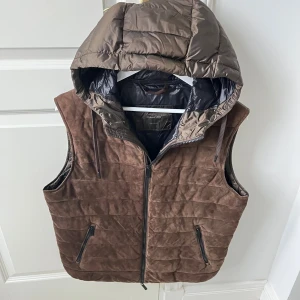 Massimo Dutti cardigan mocka  - Massimo Dutti cardigan mocka, inga defekter! Dubbel kedjad, två fickor. En luva med snören. Storlek L och modellen är 180 cm 75 kg. Kom med frågor! 👌