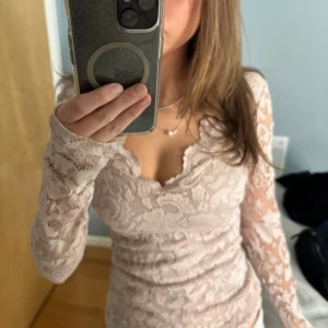 V- ringad rosa spets topp - Såå fin långärmad rosa spetstopp som är v- ringad. Bra skick förutom att höger ärmen har fått ett hål vid handleden men för övrigt är tröjan i jätte fint skick💗💗