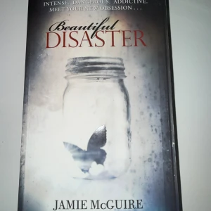 Beautiful Disaster - Perfekt för dig som gillar starka känslor och dramatiska berättelser. Grunden till filmen beautiful disaster. Boken är på engelska. 
