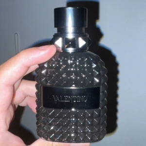 Valentino parfym, stilren flaska - Snygg parfym från Valentino i en cool, nitar-inspirerad flaska. Perfekt för dig som vill sticka ut med en exklusiv touch. Volym och ingredienser syns ej på bilderna.