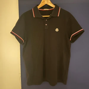 Moncler piké  - Använder den aldrig längre så därför jag säljer den. Väldigt bra skick, nästintill nyskick.