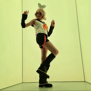 Rin Kagamine Cosplay  - RIN KAGAMINE VOCALOID COSPLAY strl xs men skulle säga att det passar mellan xxs-s!  Du får med dräkten, arm och ben-delarna! Peruk kan köpas till! Några småfläckar men inget som syns💗💗
