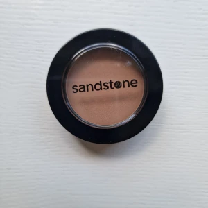 Sandstone Infinite Summer Bronzer - Bronzer i nyansen 32 Summer Glow från Sandstone. Kommer i en rund svart dosa med transparent lock. Färgen är en varm, matt brun som ger en naturlig solkysst look. Perfekt för att framhäva ansiktskonturer och ge glow. Innehåller 3g. Nypris 240 kr 