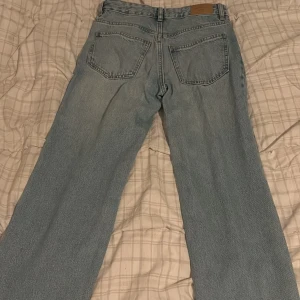 Gina Tricot ljusblå jeans straight fit - Ljusblå Gina Tricot jeans med rak passform.