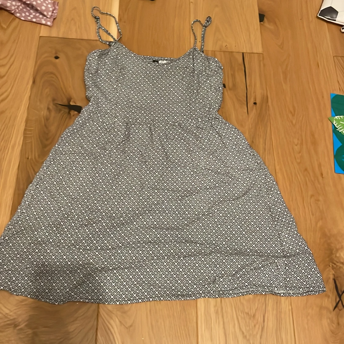 Svartvit kort sommarklänning med mönster