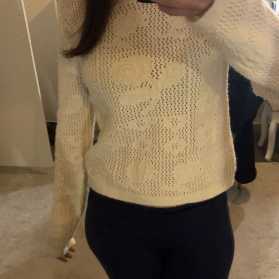 Vit stickad blommig tröja