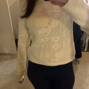 Vit stickad blommig tröja - Säljer en söt vit stickad tröja med blommigt mönster.💗