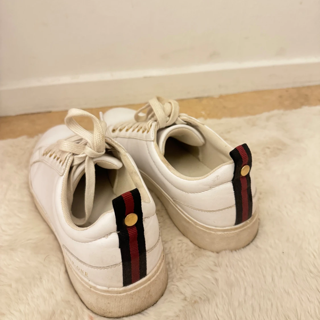 Vita sneakers med gulddetaljer - 2