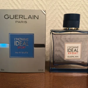 Guerlain L'Homme Idéal Sport Edt 100ml - Discontinued - Guerlain L’Homme Idéal Sport Eau de Toilette 100 ml – Batch 9G01 (juli 2019)  Säljer en flaska Guerlain L’Homme Idéal Sport EdT 100 ml. Batchkod: 9G01 = juli 2019, vilket innebär tidig produktion med den ursprungliga formulan. Doften lanserades 2017 och skapades av parfymören Thierry Wasser för Guerlain. Discontinued. Se bild för mängd kvar. Ringen som sitter runt sprayern sitter lite löst och kan följa med upp i korken, se bild.
