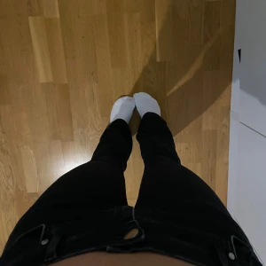 Svarta low flare jeans med utsvängda ben - Säljer ett par svarta jeans med låg midja och utsvängda ben. Modellen är 'low flare' med en dragkedja och knapp framtill. PRIS KAN DISKUTERAS☺️☺️ OBS jeansen är i modell 34-36