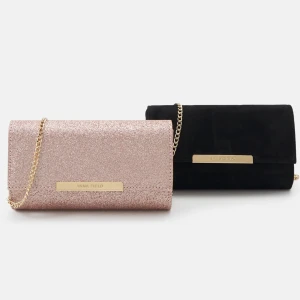 Glittrig kuvertväska från Anna Field - Snygg OANVÄND kuvertväska i glittrig rosa med guldfärgad kedja och metallplatta framtill med Anna Field-logga. Väskan har magnetlås. Supersnygg att ha över axeln eller i handen. Passar perfekt till balen eller fest!🤗🥰❤️