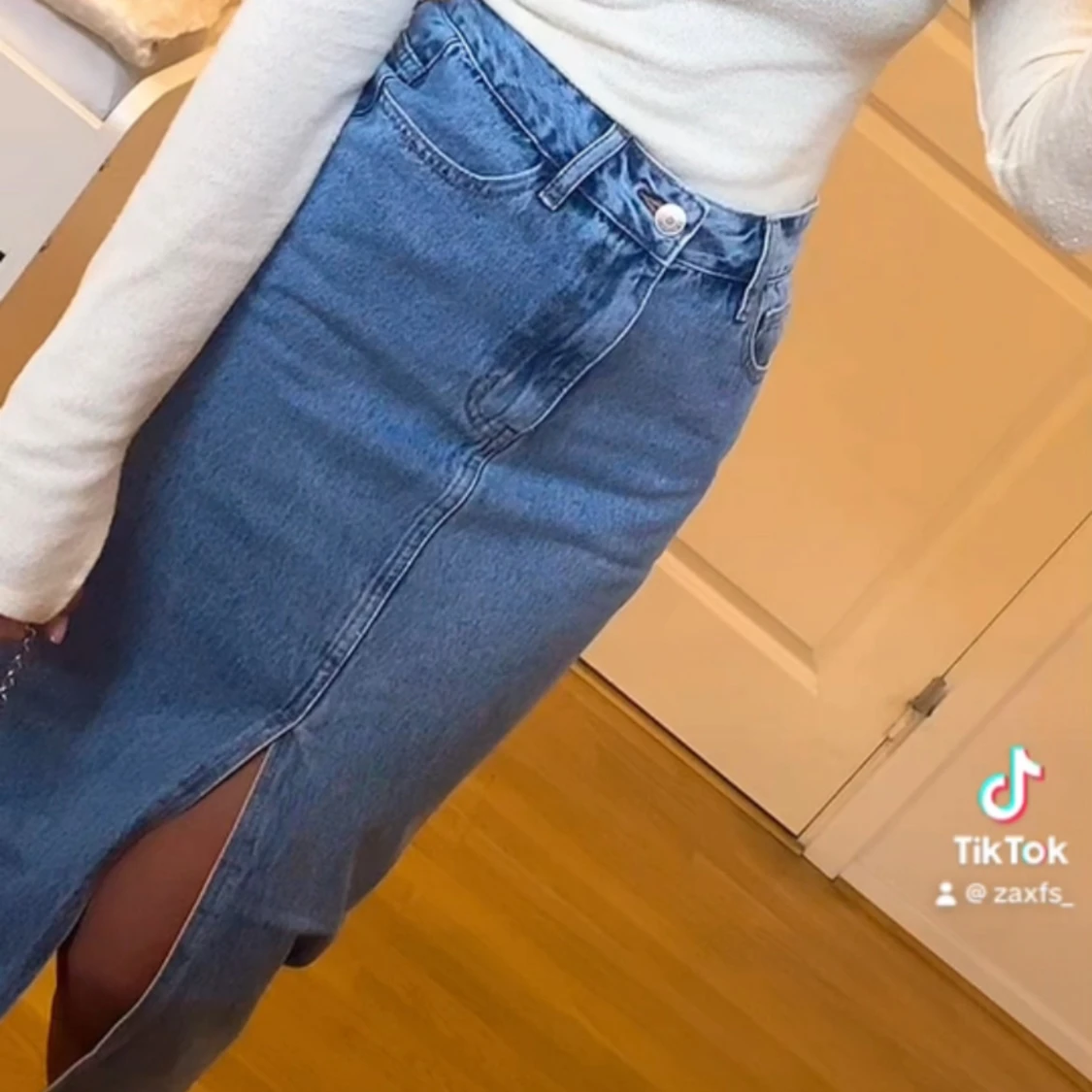 Blå jeanskjol med slits