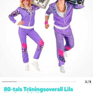 Lila 80-tals träningsjacka med mönster - Säljer en lila träningsjacka i klassisk 80-talsstil med färgglada geometriska mönster i gult, rosa, blått och grönt. Jackan har dragkedja framtill, vit krage och muddar. Perfekt för temafest eller maskerad med retrovibbar. Storlek 175-185 cm. Använd en gång. Helt fri från skador eller märken.