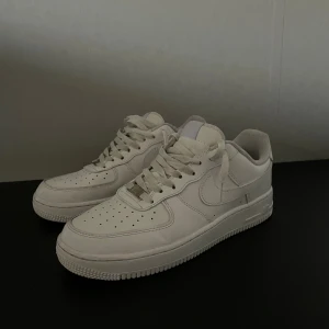 Nike air force 1 - Säljer dessa riktigt snygga vita nike af1. Skorna är i riktigt fint skick. Det är bara att höra av sig vid minsta fundering. BOX MEDFÖLJER.
