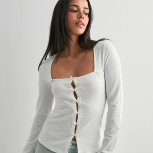 Topp/tröja - Tröja ifrån Nelly i storlek xs, helt ny. 