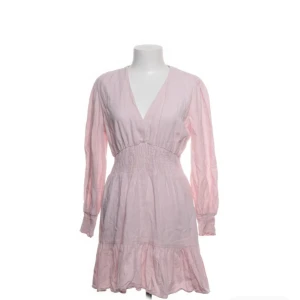 Rosa långärmad klänning - Använd fåtal gånger.