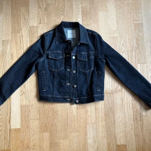 Mörkblå jeansjacka från mango - Skitsnygg jeansjacka från mango, knappt använd, sitter bra på allt från XS-L 