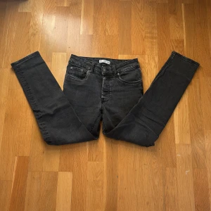 Mörkgråa Mango jeans XXS - Snygga mörkgråa byxor som är åt den tajtare sidan. Dom är inte använda speciellt mycket men det kan finnas ett litet märke som man inte lägger märke till. Storlek XXS. Pris kan förhandlas