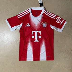 Fc Bayern 25/26 - Säljer denna snygga Bayern tröjan för 279kr! Skriv till om ni är intresserade!