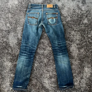 Nudie selvedge jeans  - Säljer nu dessa helt galna slevedge jeansen från nudie som är nåt utav de snyggaste jag sätt. Modellen är Grim Tim. Mått: midja ca 38-39 cm, längd: 96cm ytterben. En reparation har skett (se sista bilden) nypris över 3000 kr. Hör av er vid fundering!