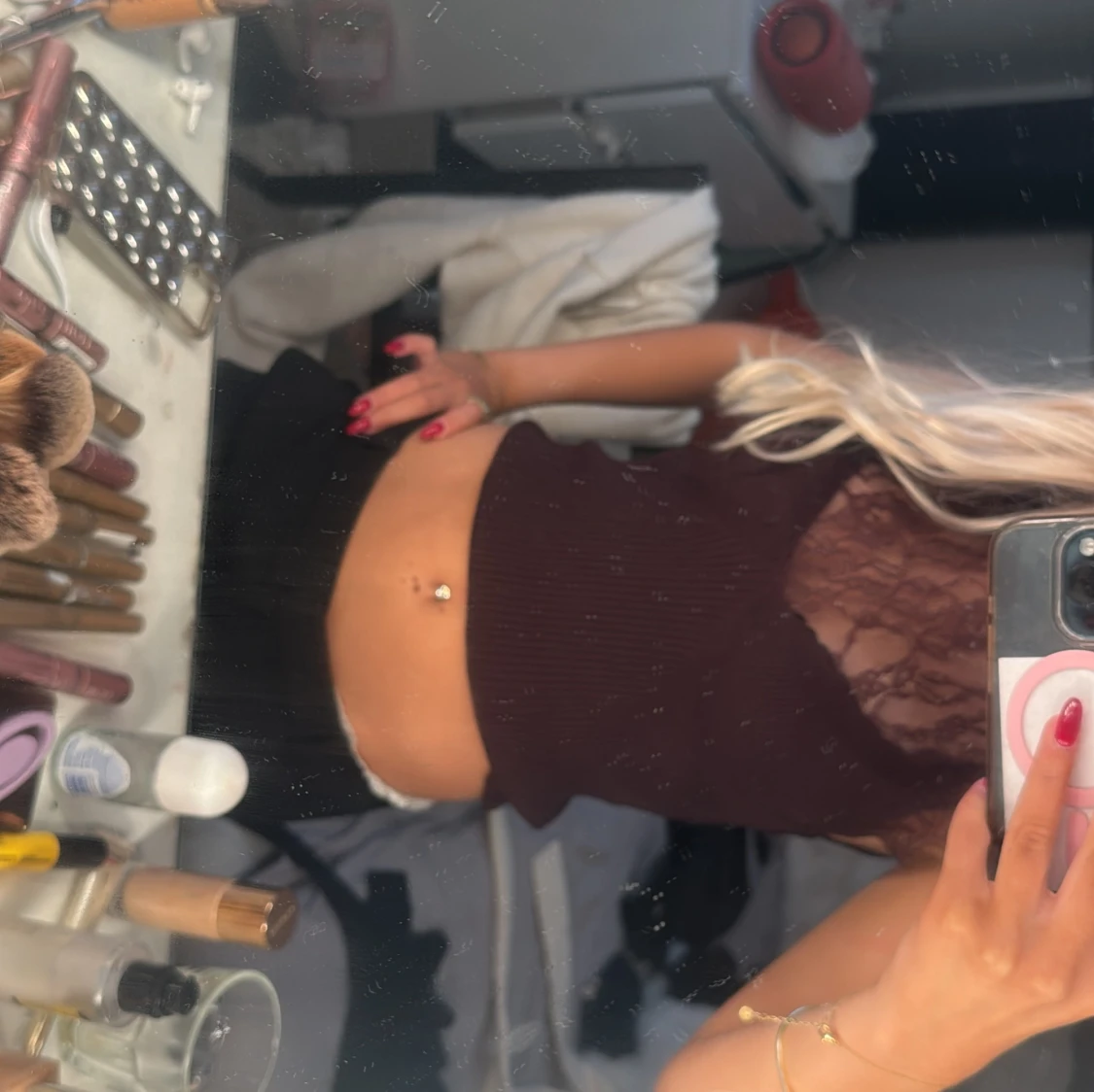 Vinröd  spetsig topp från H&M Edition