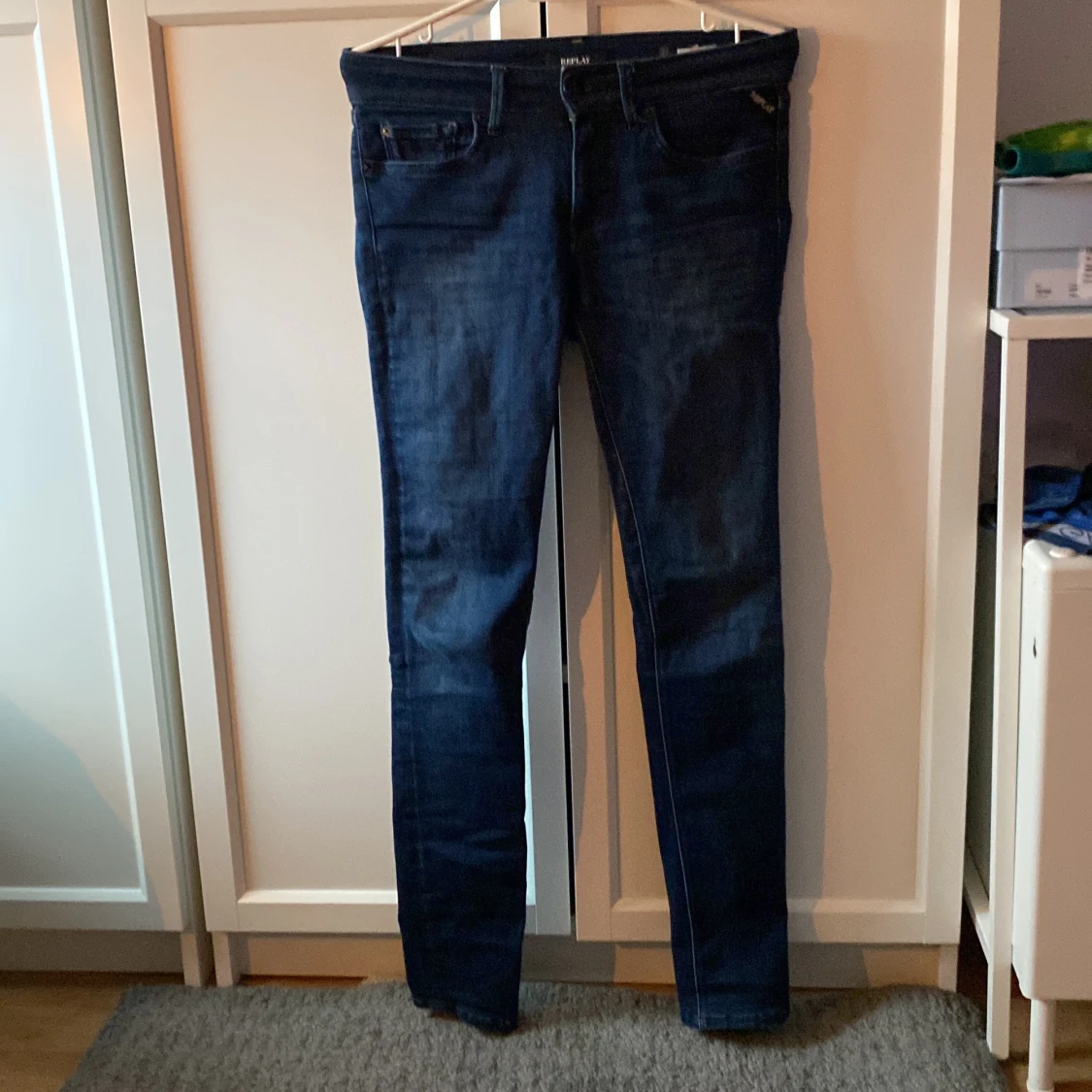 Mörkblå slim jeans från Replay