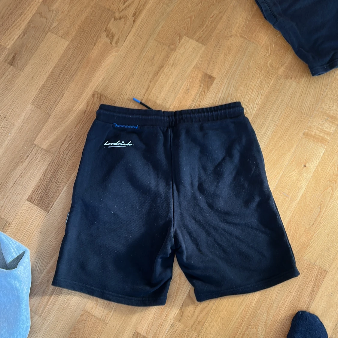 Svarta shorts från Hoodrich med tryck ( storlek L i barn) har även XS i vuxen!!! - 3