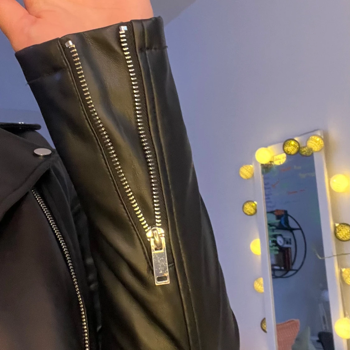 Svart skinnjacka med dragkedjor - 3