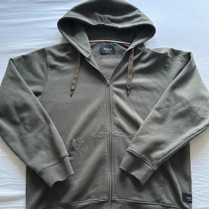 Replay zip hoodie - En mörkgrön Replay zip-hoodie köpt online. Original priset låg på 2000, men jag säljer den för 550kr. Perfekt till höst och vinter. Storleken är L men sitter som en M.
