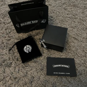 CHROME HEARTS ARMBAND  - hej, säljer detta armband ifrån chrome hearts. Påse, velvet påse, rengöring duk och även en låda gjord av läder medföljs. Dvs allt på bild 