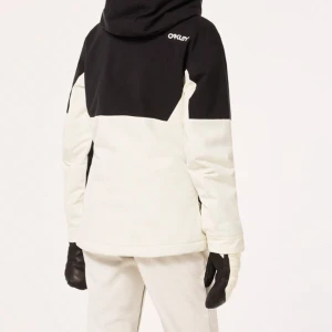 Svartvit vinterjacka från Oakley - Snygg svart och vit vinterjacka från Oakley, storlek xs men passar även S. Nypris ca 2500kr. Aldrig använd 