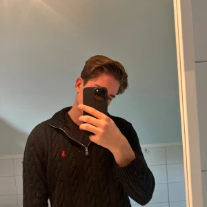 Polo Ralph Lauren Half-Zip svart - Svart Half-Zip från Ralph Lauren. Står att den är XXL men passar M-L. Jag är 190, 87 kg och den är för liten! Om du har frågor så tveka inte att skriva! 