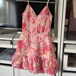 Klänning - Säljer denna ursnygga klänning i storlek UK 4 (EU 32) från PrettyLittleThing. Kostar €45 pluss frakt vilket blir runt 585kr🥰💕