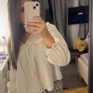 Supersöt blus  - Super söt vit blus, osäker vart den är köpt. Helt okej skick, i ringningen (SE V RIGNINGEN) har ett fåtal sömmar gått upp, skulle säga att det är lätt att fixa hemma 💞 inte använd jätte mycket, skulle säga att det är den enda defekten. 